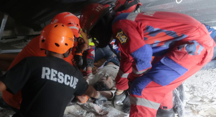 Tragédia Kelet-Jáván: Összeomlott egy iskola, 38-an rekedtek a romok alatt (Zajlik a mentőakció)