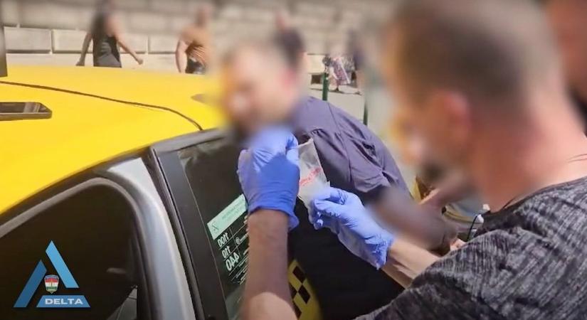 A borsodi keresztapa kőoroszlános Kádár-kockában él, de parizer helyett Pick-szalámit reggelizik