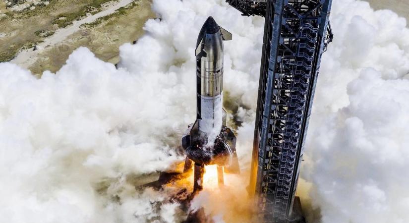Hamarosan felszáll Elon Musk gigantikus űrrakétája