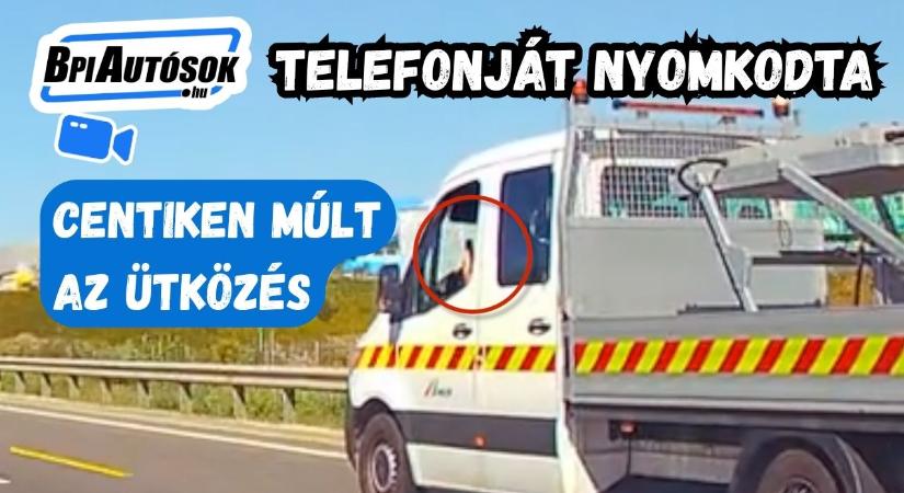 Az autópálya-fenntartó logóját viselő autó sofőrje a telefonját nyomkodta – hajszálon múlt a baj
