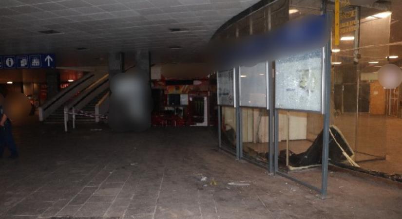Többször arcul ütött egy nőt, kukával dobott be egy kirakatot, majd pályaudvaron randalírozott egy magából kikelt férfi