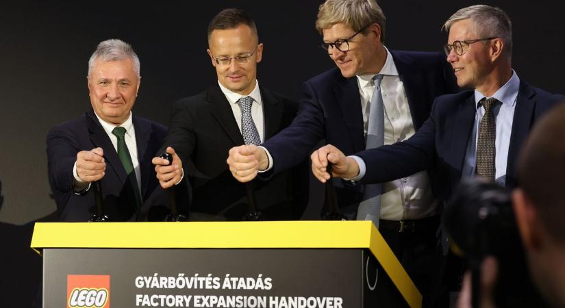 Még több játékkocka készülhet a nyíregyházi üzemben, ami a világ második legnagyobb Lego-gyára lett