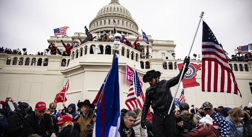 A YouTube is beállt a sorba, fizet Trumpnak, mint a katonatiszt