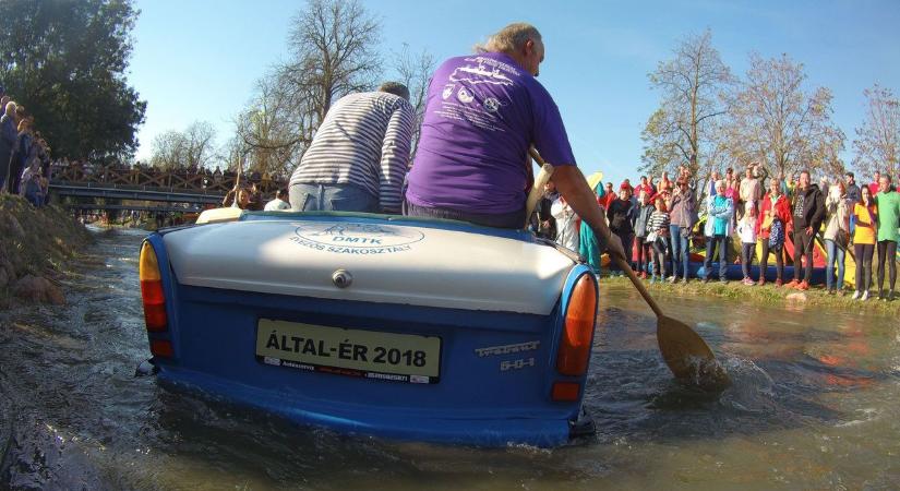 Jön Tata legbolondosabb hajótúrája - Trabant, ugrálóvár és óriás kacsa is vízre szállt már