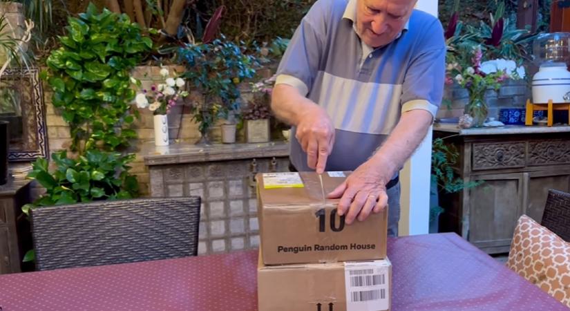 Werner Herzog megcsinálta élete első unboxing videóját