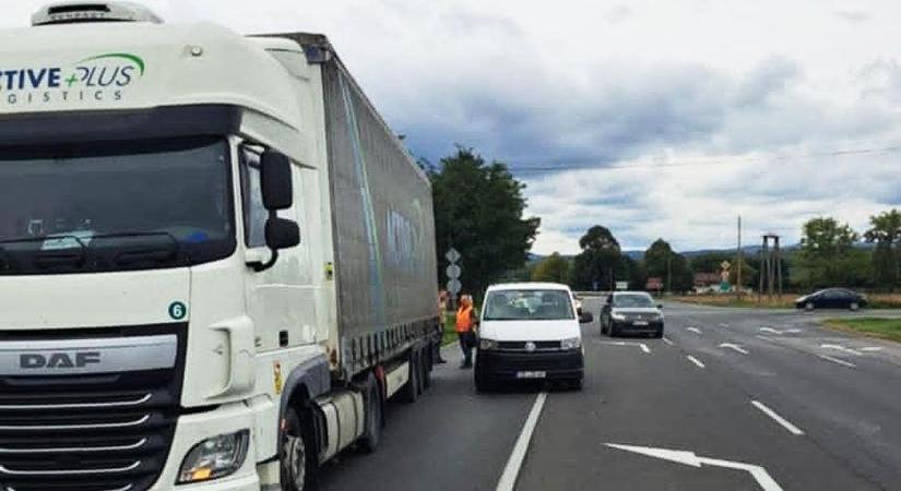 Baleset történt a 6-oson, a fél pályát le kellett zárni