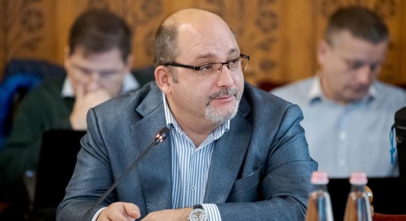 Bayer Zsoltot idézte a parlamentben, figyelmeztették az ellenzéki képviselőt