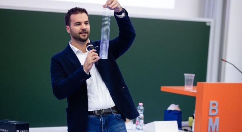 Rendhagyó fizikaóra várta a soproni gimnázium diákjait - találkozás Kapu Tiborral