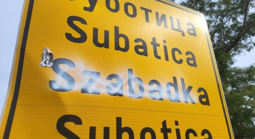 Lefestették a Szabadka-tábla magyar feliratát