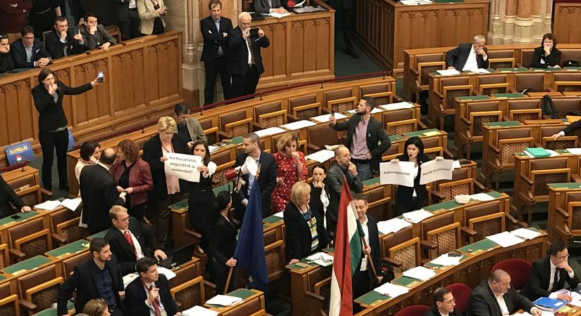 A „rabszolgatörvény” miatt tiltakozó ellenzéki képviselőknek adtak igazat Strasbourgban