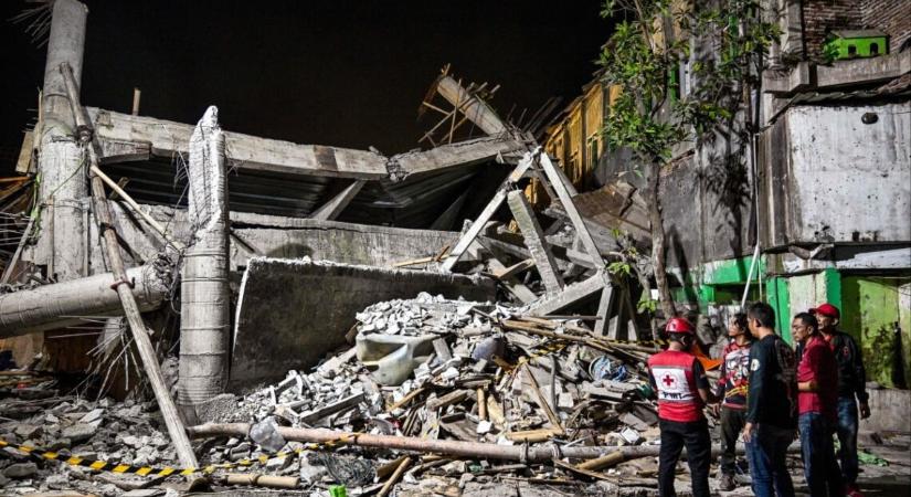 Indonéziában összeomlott egy iskola: egy diák meghalt, közel százan megsérültek