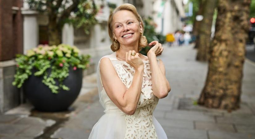 Pamela Anderson rézvörös hajszínre váltott