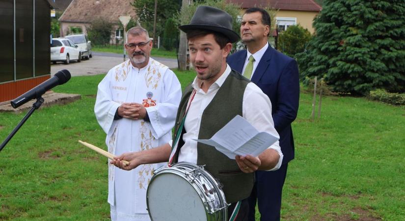Emlékműavatással és szüreti felvonulással ünnepelt Csonkahegyhát (galéria)