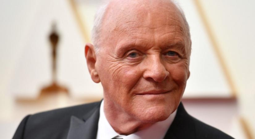 Nézz be Hannibal Lecter egyvonalú konyhájába! Anthony Hopkins és a természetes fa diadala