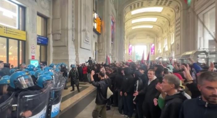 Terroristák szerepelnek a plakátokon, amelyekkel a palesztinpárti tüntetéseket hirdetik Olaszországban  videó