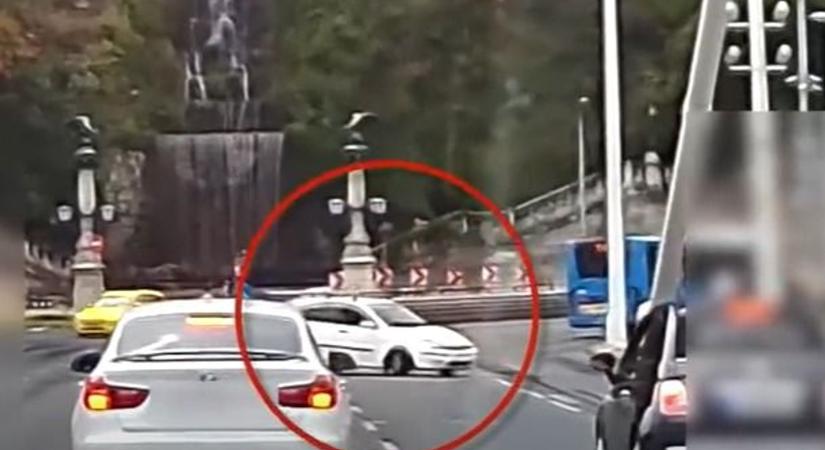 Döbbenetes videó: Átcsúszott az autós a szemben lévő sávba - eluralkodott a káosz az Erzsébet hídon