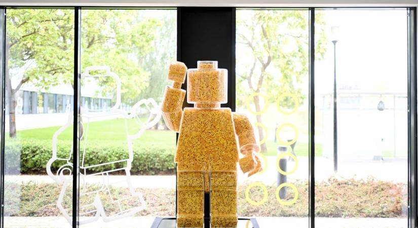 Lego-kockák 37 futballpályányi területen: átadták a kibővített nyíregyházi gyárat