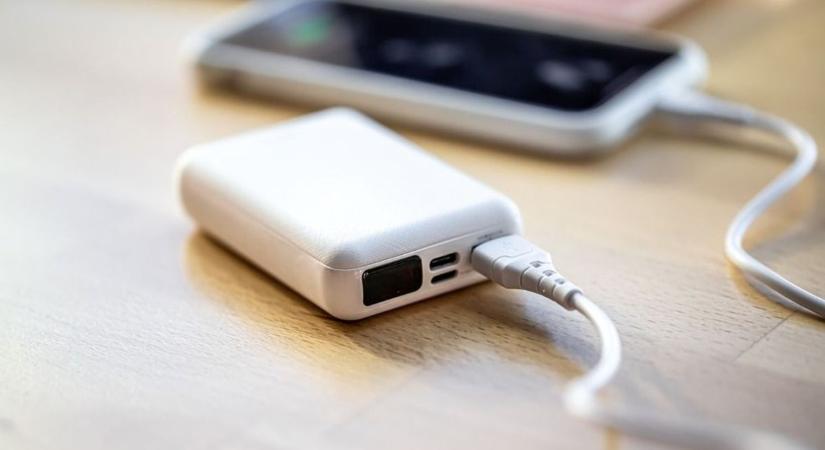 Légitársaságok tucatjai száműzik a power bank-ot: ez áll a döntés hátterében – magyarok tömegeit érinti