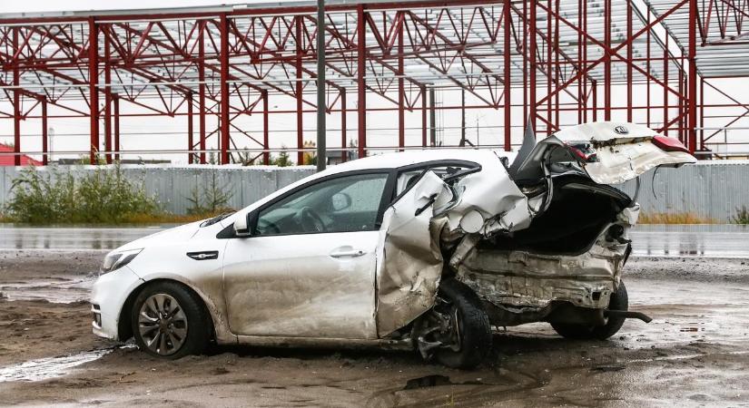 Nem hittek a szemüknek a bontók, amikor a kiégett Kia-roncsba ültek
