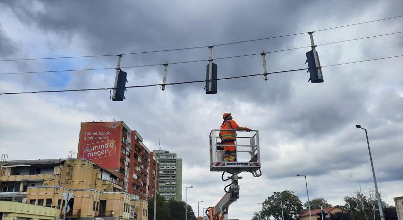 Ezek a KRESZ-táblák nem világítanak, visszaverik a fényt
