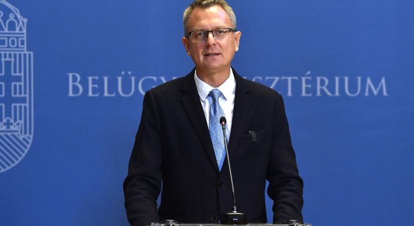 Rétváriról posztolt egy idős asszony, rendőrök szállták meg az otthonát