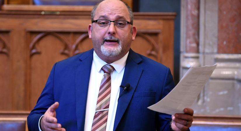 Figyelmeztetést kapott Csárdi Antal, miután Bayer Zsolttól idézett a parlamentben