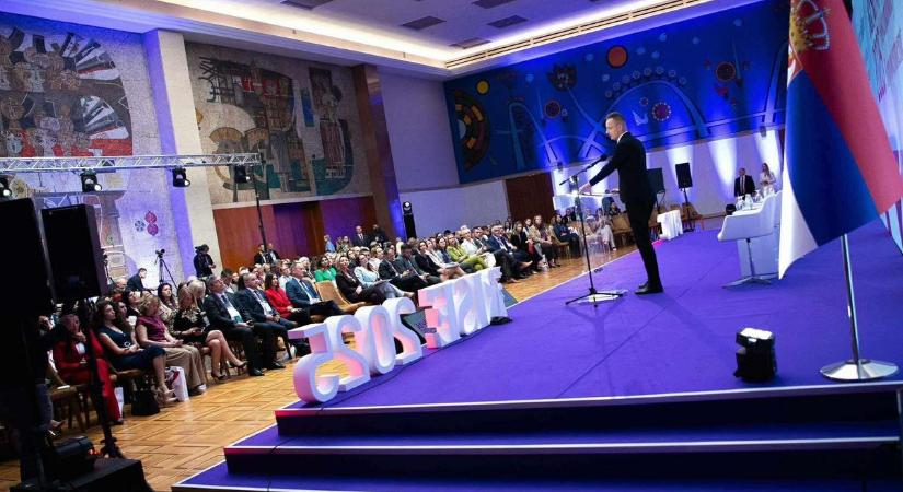 Szijjártó Péter: a magyar gazdasági stratégia és az adópolitika is a családok támogatására épül