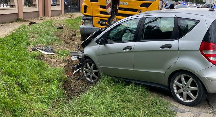 Brutális becsapódás: ijesztő baleset történt a zalai város forgalmas utcáján, összetört a Mercedes (képgaléria, videó)