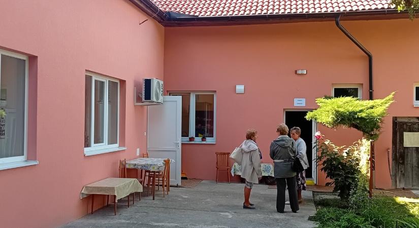 Átadták a felújított nyugdíjasklubot Párkányban