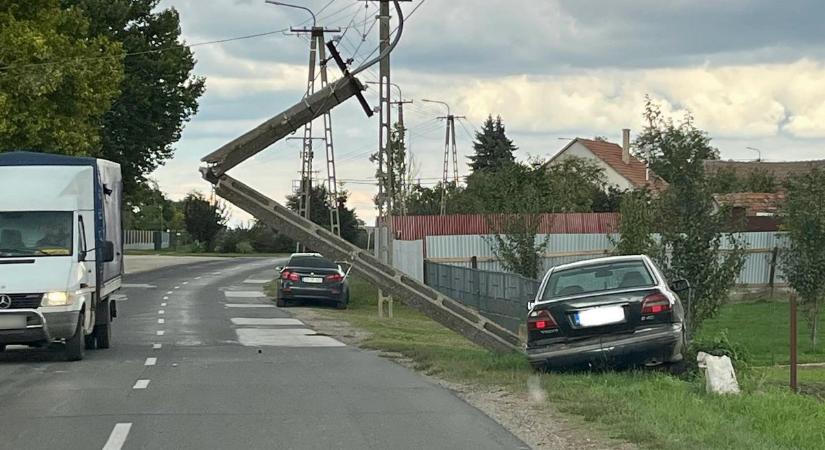 Baleset Esztáron: kettétörte a villanyoszlopot egy autós! - fotóval!