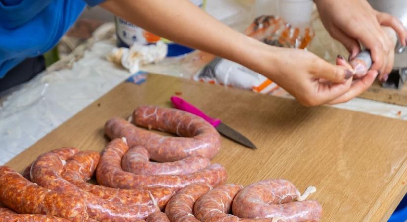 Ezt a sült kolbász receptet otthon is érdemes elkészíteni