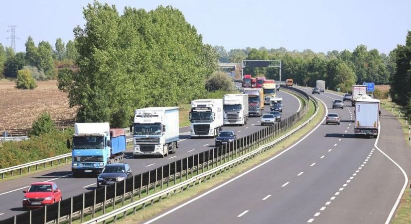 Ezt nagyon benézte a kamionos az M3-ason: munkagépbe csapódott – teljes útzár