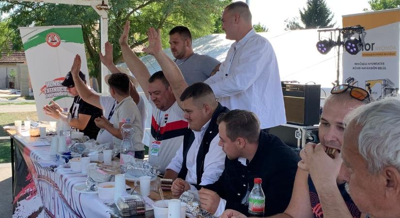 Látványos szüreti mulatságot tartottak, evőversennyel és bállal (galéria)