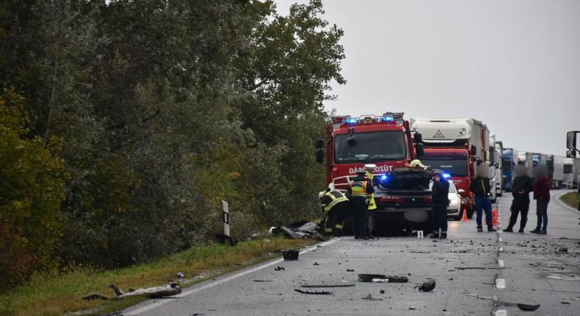Szörnyethaltak a frontális ütközésben – felismerhetetlenségig összeroncsolódott az autó a 4-esen