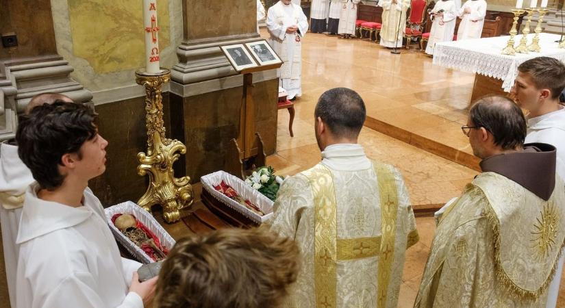 Több lövéssel végezték ki a tömegben gyalogló fiatal papot