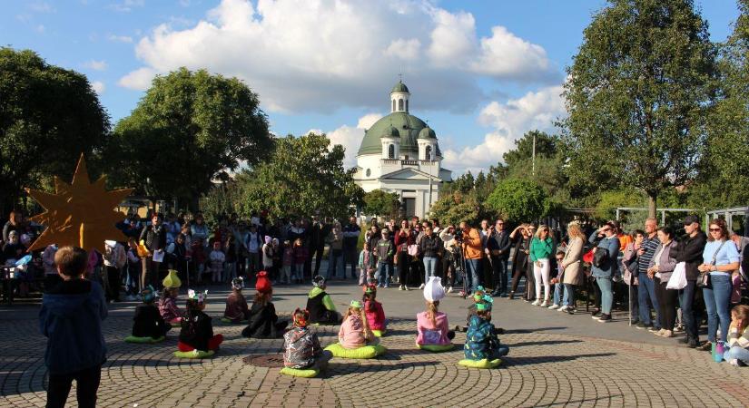 A népmese napját ünnepelték a komáromi Kossuth téren
