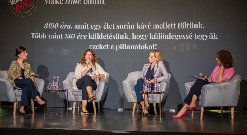 Évente több mint öt teljes napot töltünk kávézással