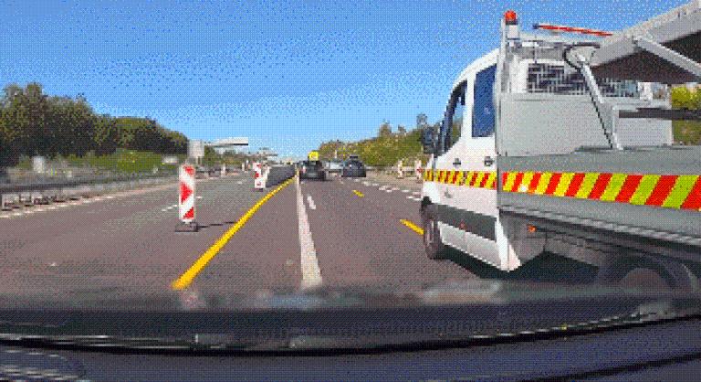 Mobilozó sofőr sodorta majdnem betonfalnak a mögötte érkezőt az M1-es autópályán