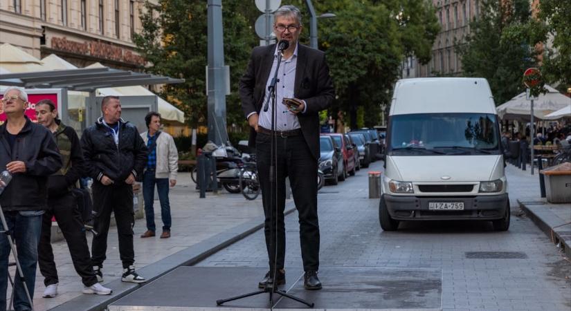 Imádkozó ellentüntetők várták a Hadházyékat a ferences templom előtt