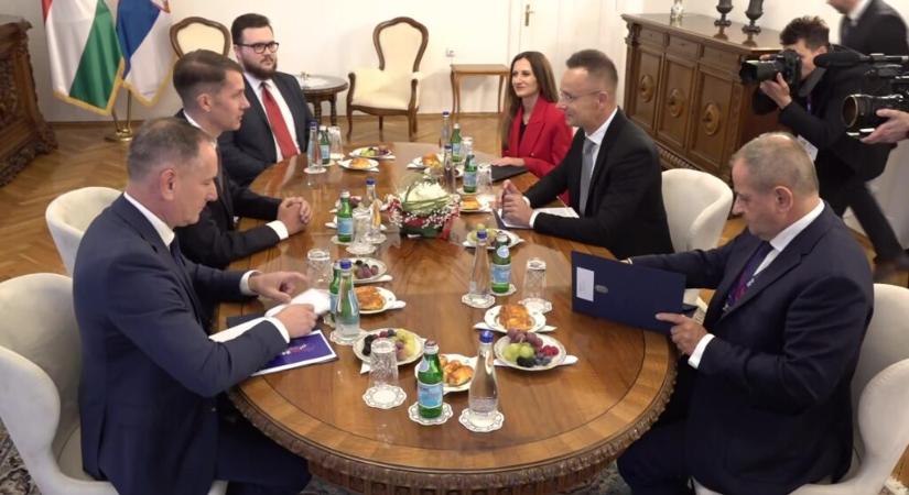 Pásztor Bálinttal és Siniša Malival is tárgyalt Szijjártó Péter Belgrádban
