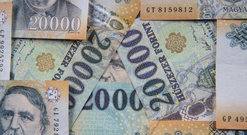 Durván megerősödött kedden a forint: fél év alatt alig láttunk ilyen számokat