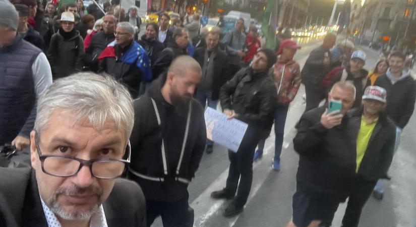 Továbbra sem hagyják abba: ismét tüntettek Hadházy Ákosék