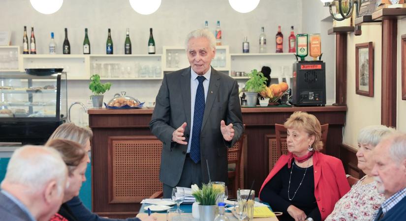 Padok a Kálvárián, segítség a kórháznak – így ünnepel a Rotary