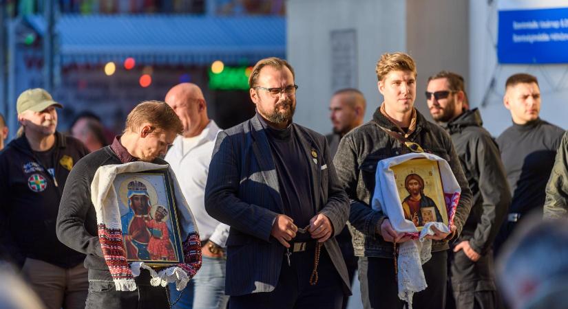 Imádkozó ellentüntetők jelentek meg Hadházy Ákos rendezvényén, de a végén az ellenzéki képviselő mondta a Miatyánkot