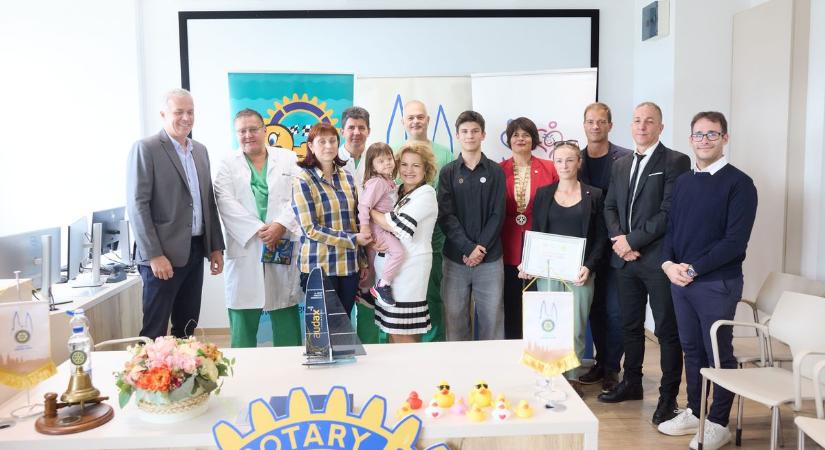 Nemcsak két gyermekéletet, de egy focista karriert is megmentett a Rotary gumikacsa versenye