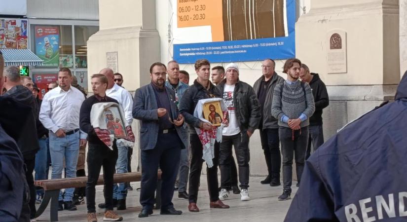 Az utcán imádkozó ellentüntetők várták Hadházyékat
