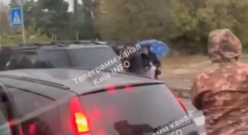 Megrázó videón az ukrán kényszersorozás újabb tragédiája: ököllel ütöttek, majd egy autóba tuszkoltak egy férfit (VIDEÓ)