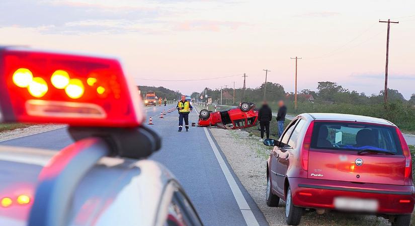 Árokba sodródott és fejtetőre borult egy autó Derekegyház térségében– galériával