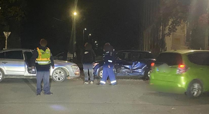 Két autó ütközött össze Gyöngyösön – az egyik sofőr elszaladt a helyszínről  helyszíni fotók