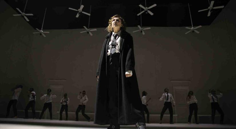 A ZSARNOKOT LELÖVIK, UGYE? Shakespeare: III. Richárd / Gesher Színház, Wiener Festwochen